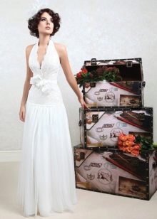 Gaun pengantin dengan garis leher yang dalam dari koleksi bunga extravaganza