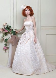 Magnífico vestido de novia de la colección de extravagancia de flores.