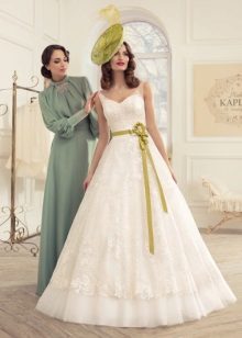 Vestuvinė suknelė su žaliu diržu