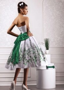 Krátké bílé a zelené svatební šaty