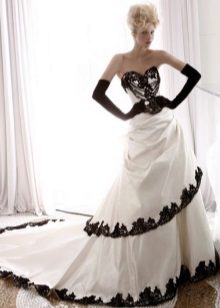vestuvių suknelė su juoda nėriniais sijono kraštuose