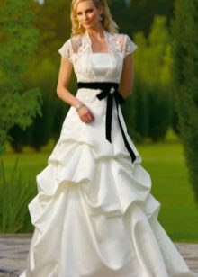 Бяла сватбена рокля с черен колан