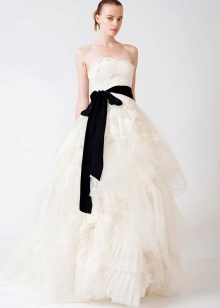 فستان زفاف خفيف مع حزام أسود
