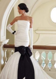 Сватбена рокля с черен лък