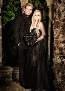Pakaian perkahwinan hitam Avril Lavigne