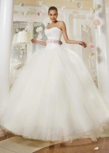 Сватбена рокля от колекцията Just love from Eva Utkina великолепна