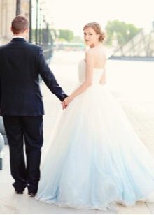 Vestido de novia con un fondo azul.