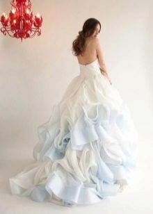 Bílé a modré svatební šaty