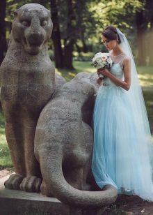 Vestido de noiva em linha reta azul