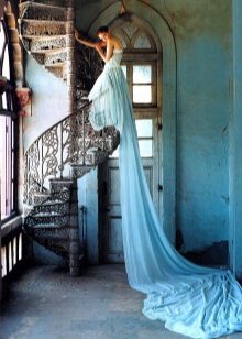 שמלת חתונה כחולה עם רכבת