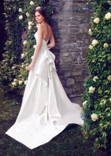 Сватбена рокля с отворена гръб