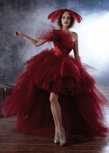 Червена къса сватбена рокля с пухкава пола