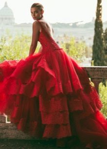 Vestido rojo con gradas de la boda