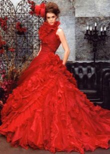 La robe de mariée est rouge très luxuriante