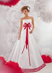 Vestuvių suknelė su raudonomis juostelėmis