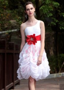 Krátké svatební šaty s červenou mašli