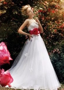 Una línea de vestido de novia con cinturón rojo