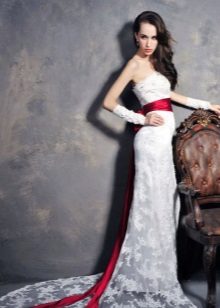 Mermaid svatební šaty s červeným páskem