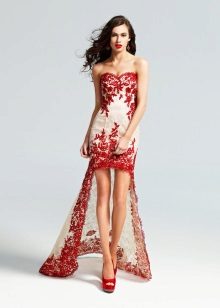 Vestuvinė suknelė trumpai užpakalinė, su raudonais batais