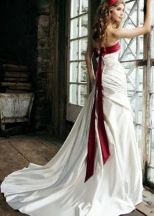 Frizura, fehér és piros esküvői ruha