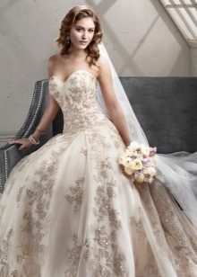 Gaun pengantin dengan rhinestones
