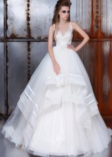 Napakaganda ng multi-layered wedding dress
