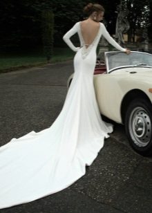 Vestido de noiva fechado com costas abertas