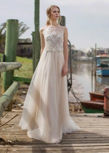 Vestido de noiva em linha reta com rendas