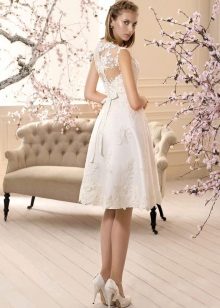 Елегантна къса сватбена рокля с дантела