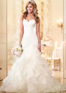 Elegant sjöjungfru bröllopsklänning med en fluffig kjol
