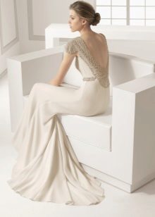 فستان زفاف مع بلورات سواروفسكي على خط العنق