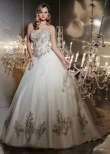 Великолепната сватбена рокля, избродирана от кристалите на Сваровски