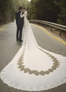 Gaun pengantin dengan kereta panjang dan renda