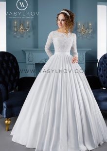 Nádherné svatební šaty s těsnou sukni z chrpy