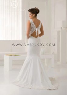 Сватбена рокля с отворена гърба от метличина