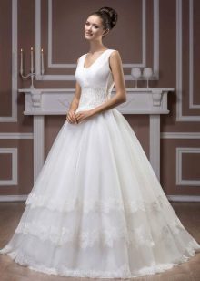 Диамантена сватбена рокля от Hadassa с дантела