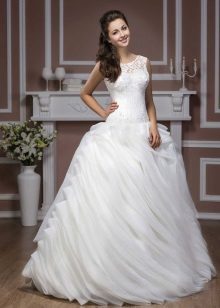 Um vestido de noiva da coleção Hadassa Diamond com uma saia multi-camadas