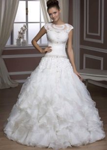 Сватбена рокля от луксозната колекция от Hadassa с дантела