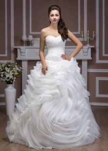 El vestido de novia de la colección Luxury de Hadassa es muy exuberante.