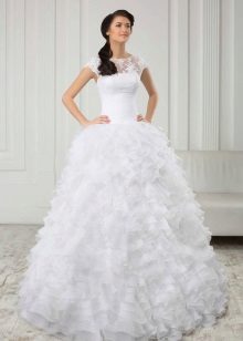 Gaun pengantin dari koleksi Putih sangat subur