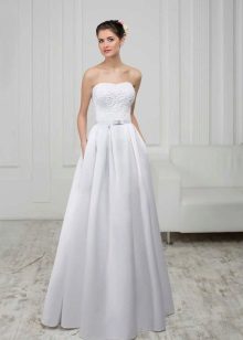 فستان الزفاف من مجموعة من الأبيض والصورة الظلية