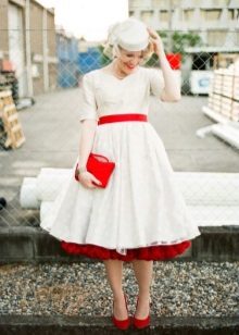 فستان زفاف مع تنورات حمراء