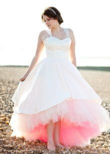 Gaun pengantin yang mewah dengan petticoats