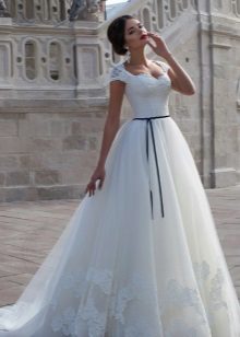 Vestuvių pūkuotas suknelė su plonu kontrastiniu diržu