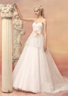 A-line svatební šaty s květinou na pás