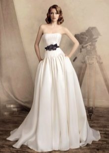 Vestuvių suknelė su kontrastingomis spalvomis ant diržo
