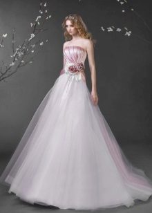 Gaun pengantin dengan boutonniere di tali pinggang