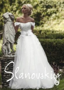 Gaun pengantin dengan korset yang dihiasi mutiara