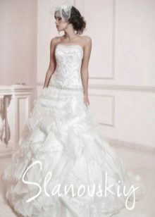 Gaun pengantin dengan rhinestones Swarovski