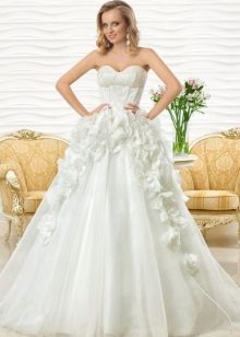 Vestido de novia magnífico de Oksana Mucha con flores de volumen.